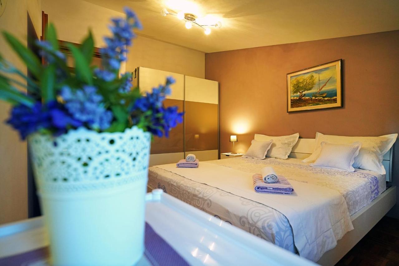 Villa Tago With Heated New Pool Каштела Экстерьер фото