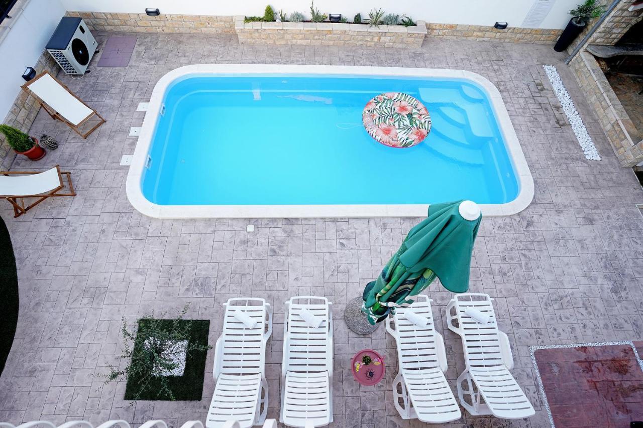 Villa Tago With Heated New Pool Каштела Экстерьер фото