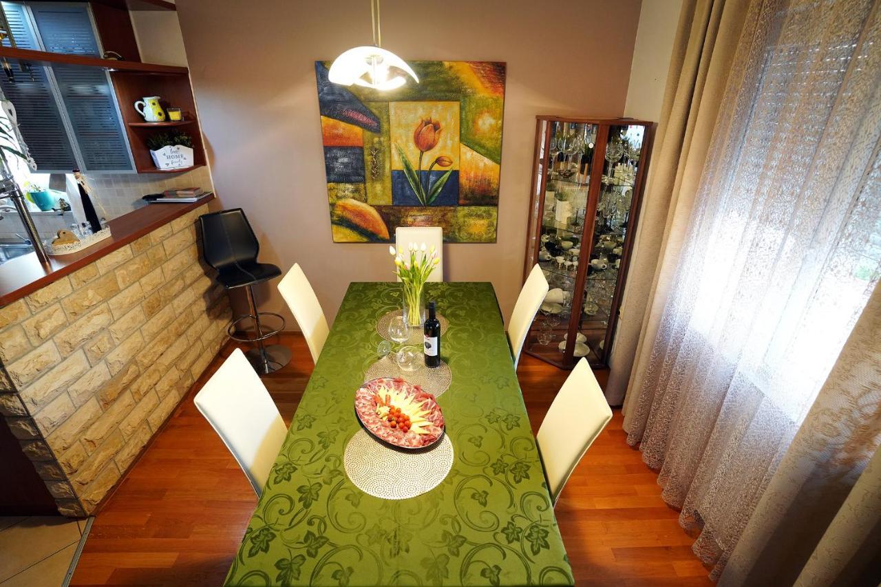 Villa Tago With Heated New Pool Каштела Экстерьер фото