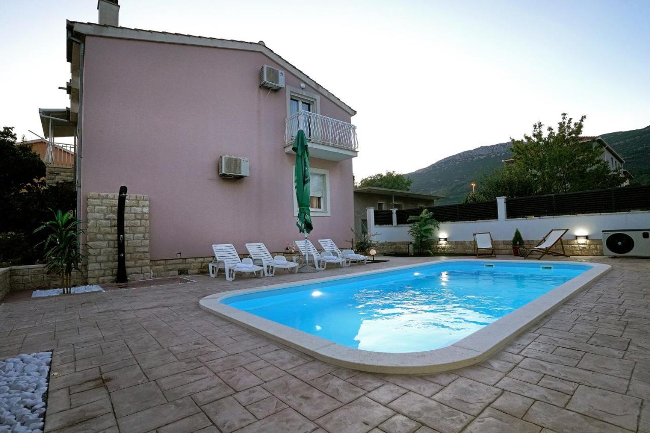 Villa Tago With Heated New Pool Каштела Экстерьер фото