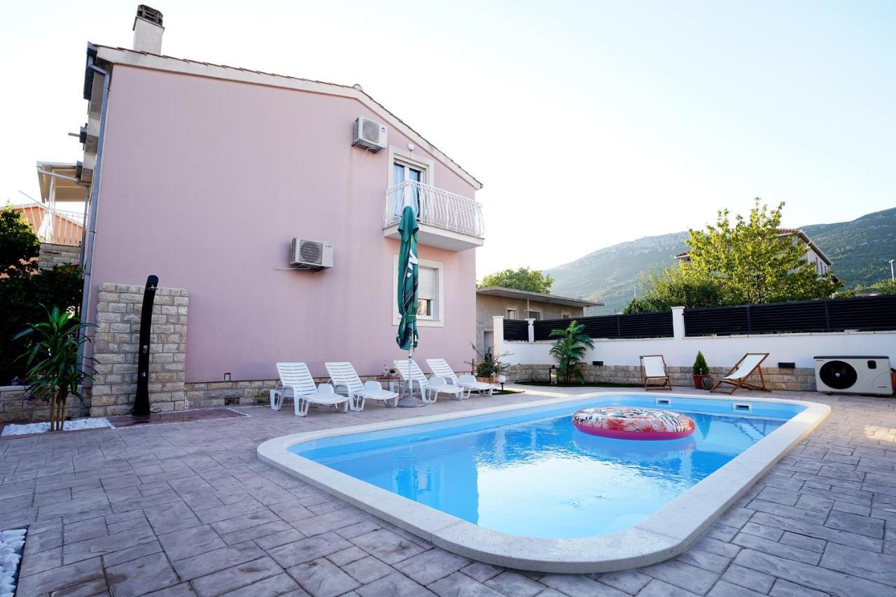 Villa Tago With Heated New Pool Каштела Экстерьер фото